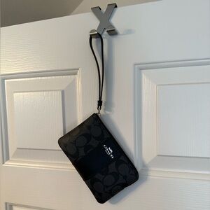NWOT Coach Signature Leather Zip Wristlet